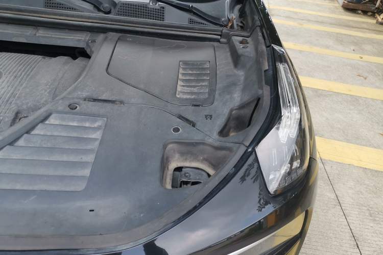 Used Lynk & Co 01 2017 2.0T Two-Wheel-Drive Version Engine Bay Left