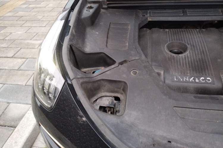 Used Lynk & Co 01 2017 2.0T Two-Wheel-Drive Version Engine Bay Right