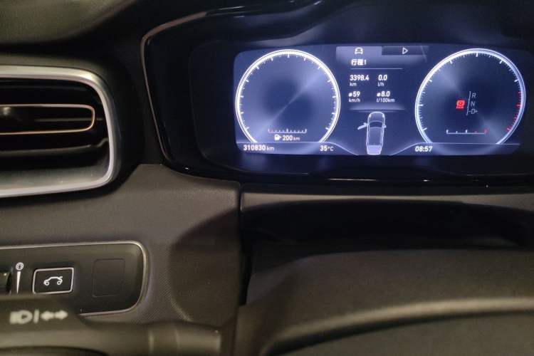 Used Lynk & Co 01 2017 2.0T Two-Wheel Drive Pro Edition Odometer Close Up
