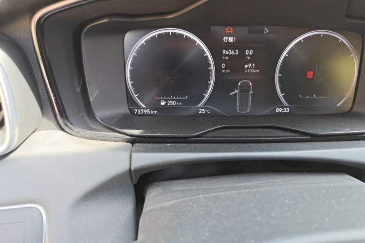 Used Lynk & Co 01 2017 2.0T Two-Wheel Drive Pro Edition Odometer Close Up