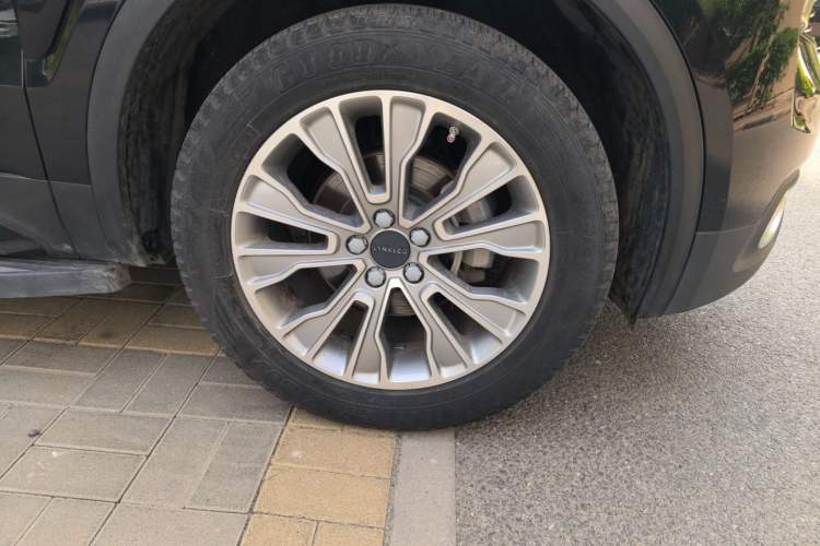 Used Lynk & Co 01 2017 2.0T Two-Wheel-Drive Version Right Front Wheel Hub