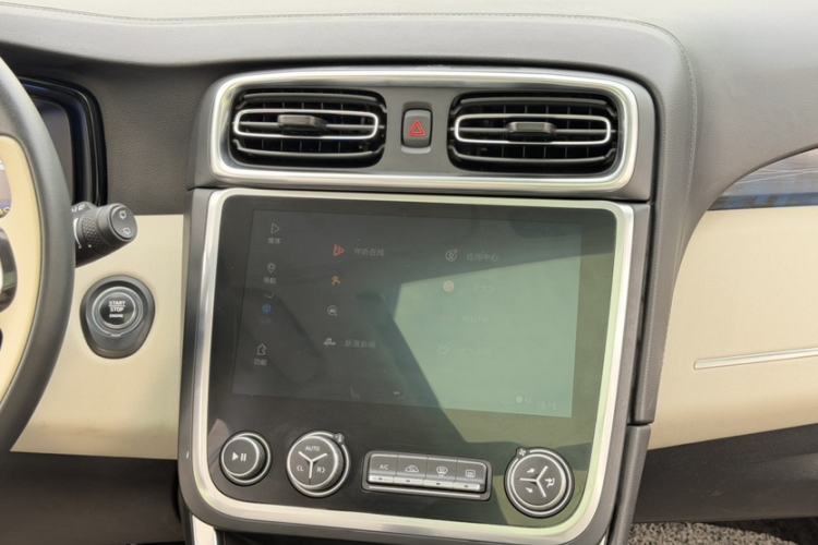 Used Lynk & Co 01 2017 2.0T Two-Wheel Drive Zhaopu Version Audio And AC Panel