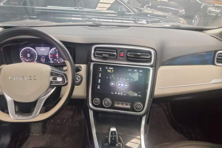 Used Lynk & Co 01 2017 2.0T Two-Wheel Drive Zhaopu Version Audio And AC Panel