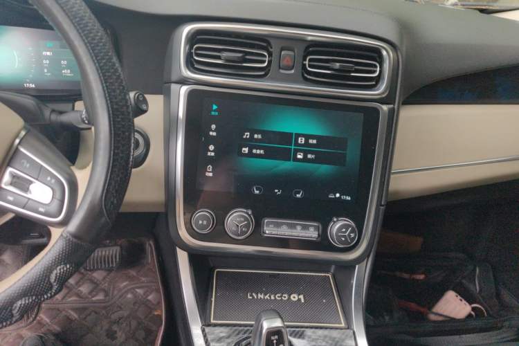 Used Lynk & Co 01 2017 2.0T Two-Wheel Drive Zhaopu Version Audio And AC Panel