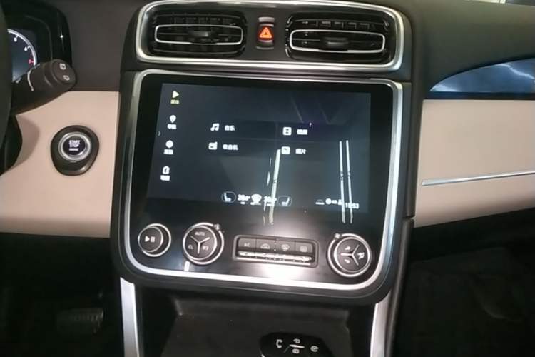 Used Lynk & Co 01 2017 2.0T Two-Wheel Drive Zhaopu Version Audio And AC Panel