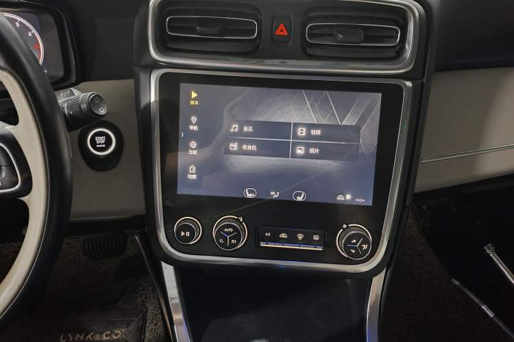 Used Lynk & Co 01 2017 2.0T Two-Wheel Drive Zhaopu Version Audio And AC Panel