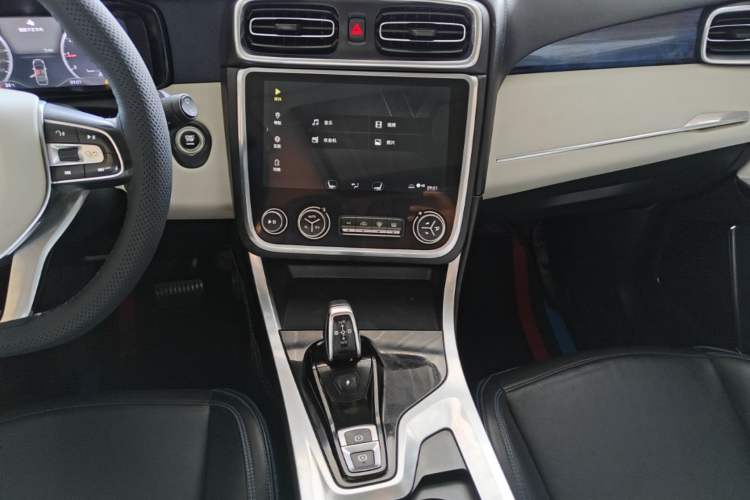 Used Lynk & Co 01 2017 2.0T Two-Wheel Drive Zhaopu Version Audio And AC Panel
