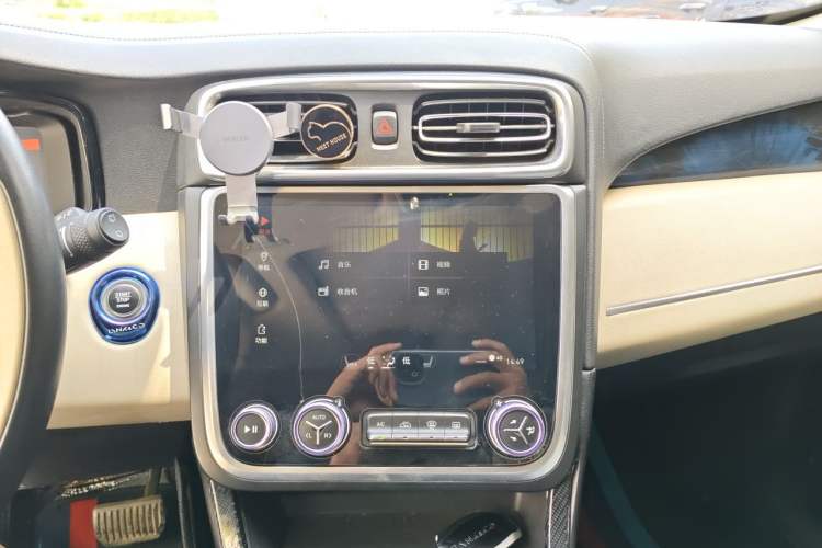 Used Lynk & Co 01 2017 2.0T Two-Wheel Drive Zhaopu Version Audio And AC Panel