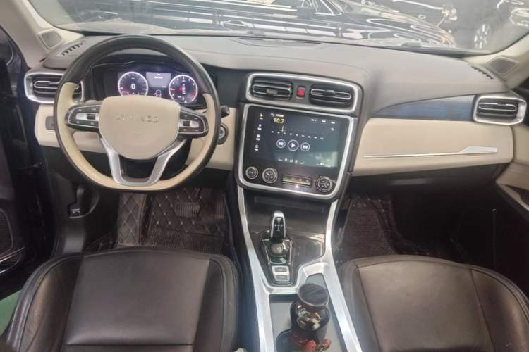 Used Lynk & Co 01 2017 2.0T Two-Wheel Drive Zhaopu Version Center Console