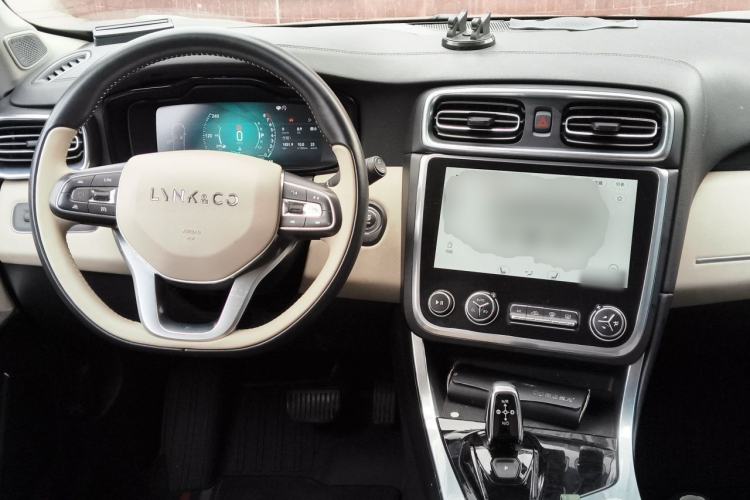 Used Lynk & Co 01 2017 2.0T Two-Wheel Drive Zhaopu Version Center Console