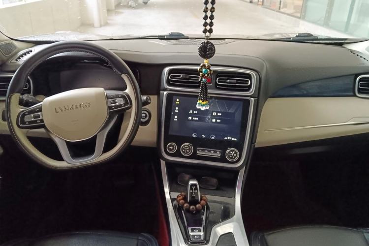 Used Lynk & Co 01 2017 2.0T Two-Wheel Drive Zhaopu Version Center Console