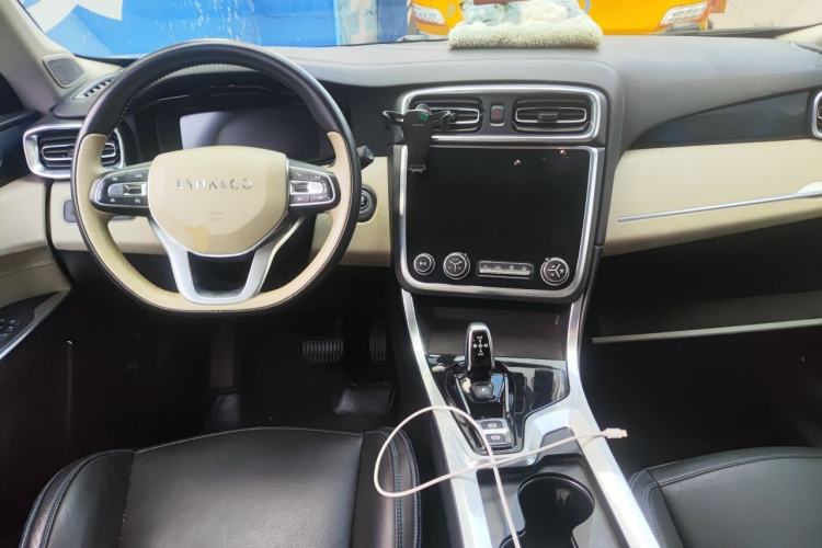 Used Lynk & Co 01 2017 2.0T Two-Wheel Drive Zhaopu Version Center Console