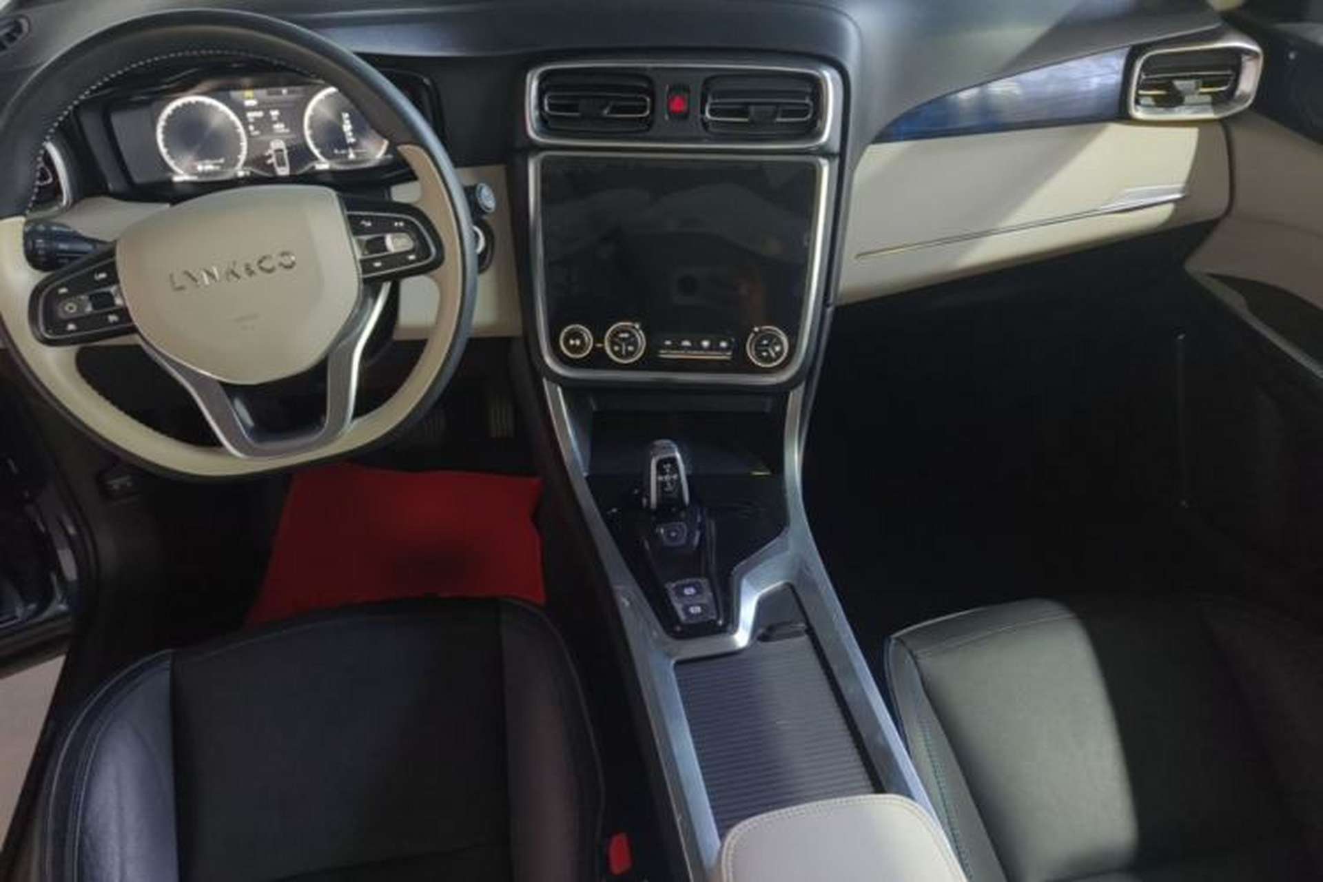 Used Lynk & Co 01 2017 2.0T Two-Wheel Drive Zhaopu Version Center Console