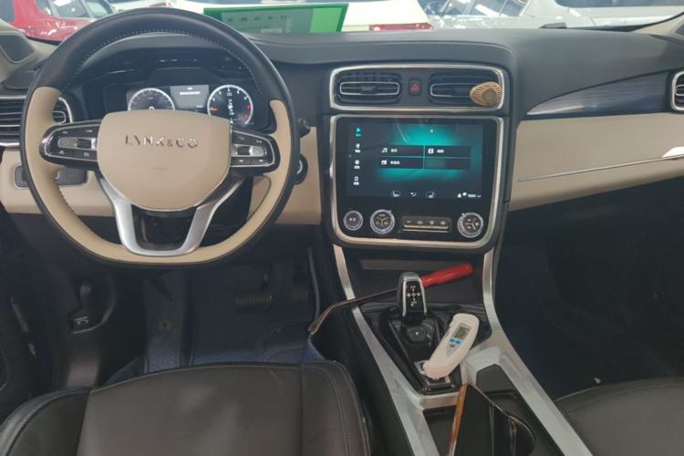 Used Lynk & Co 01 2017 2.0T Two-Wheel Drive Zhaopu Version Center Console