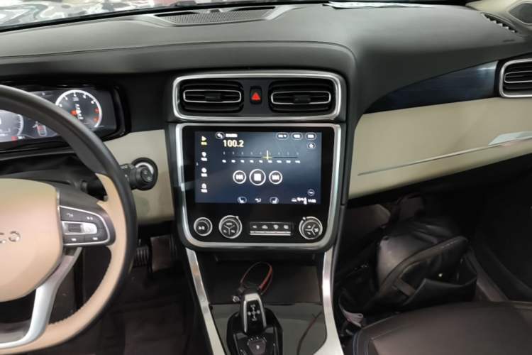 Used Lynk & Co 01 2017 2.0T Two-Wheel Drive Zhaopu Version Center Console