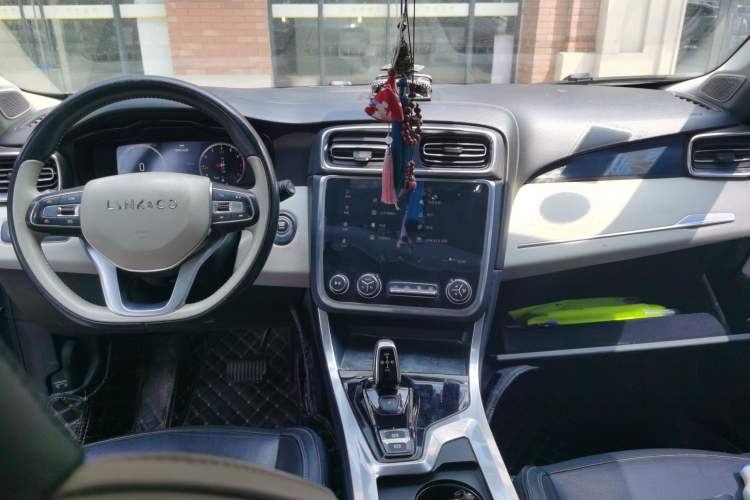 Used Lynk & Co 01 2017 2.0T Two-Wheel Drive Zhaopu Version Center Console