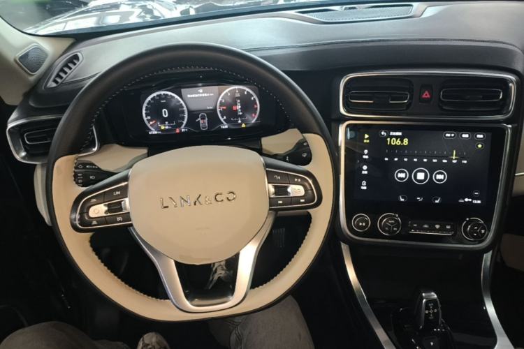 Used Lynk & Co 01 2017 2.0T Two-Wheel Drive Zhaopu Version Center Console