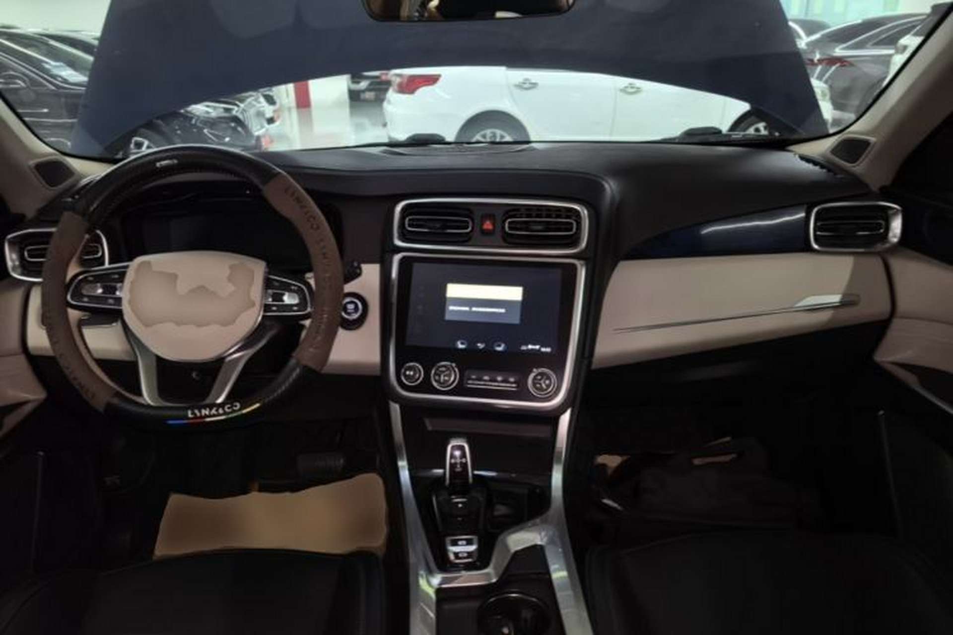 Used Lynk & Co 01 2017 2.0T Two-Wheel Drive Zhaopu Version Center Console
