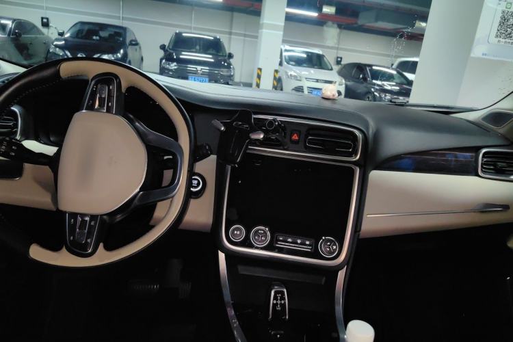 Used Lynk & Co 01 2017 2.0T Two-Wheel Drive Zhaopu Version Center Console