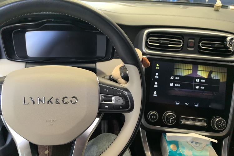 Used Lynk & Co 01 2017 2.0T Two-Wheel Drive Zhaopu Version Center Console
