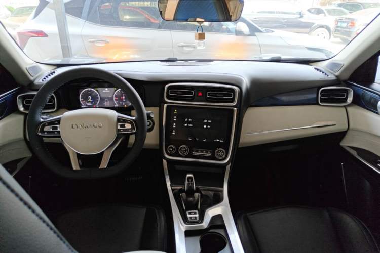 Used Lynk & Co 01 2017 2.0T Two-Wheel Drive Zhaopu Version Center Console