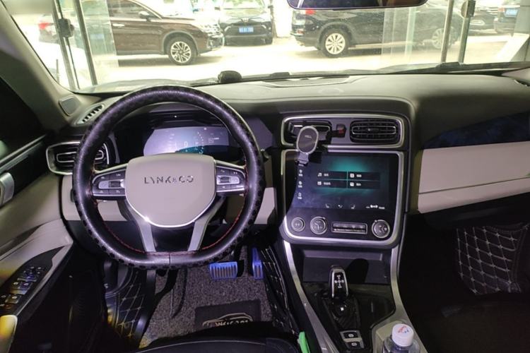 Used Lynk & Co 01 2017 2.0T Two-Wheel Drive Zhaopu Version Center Console