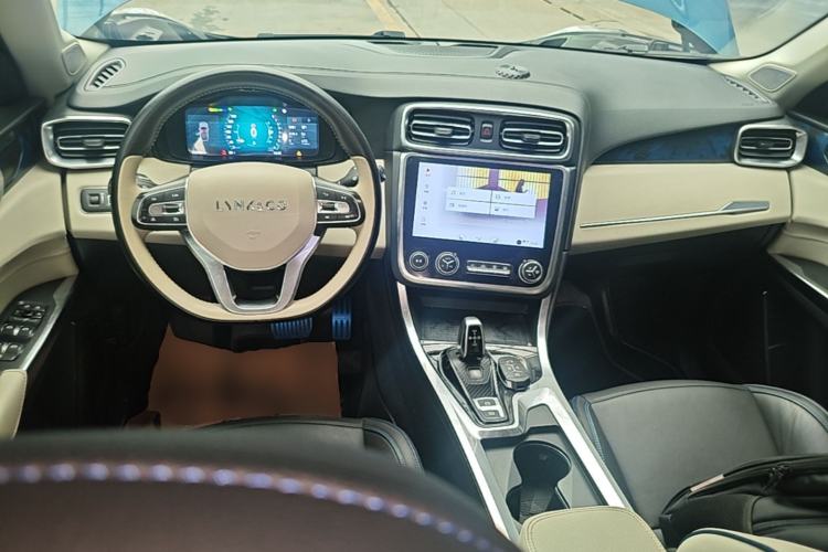 Used Lynk & Co 01 2017 2.0T Two-Wheel Drive Zhaopu Version Center Console