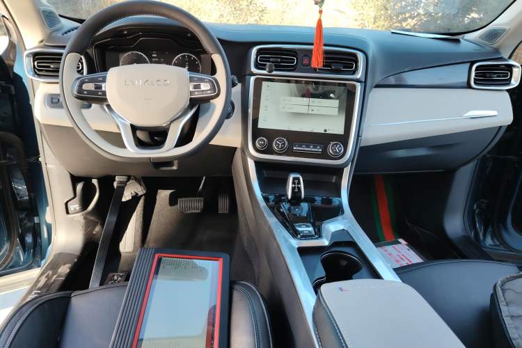Used Lynk & Co 01 2017 2.0T Two-Wheel Drive Zhaopu Version Center Console