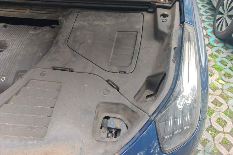 Used Lynk & Co 01 2017 2.0T Two-Wheel Drive Zhaopu Version Engine Bay Left