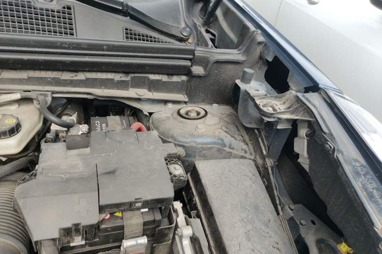 Used Lynk & Co 01 2017 2.0T Two-Wheel Drive Zhaopu Version Engine Bay Left