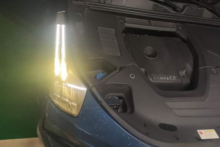 Used Lynk & Co 01 2017 2.0T Two-Wheel Drive Zhaopu Version Engine Bay Right