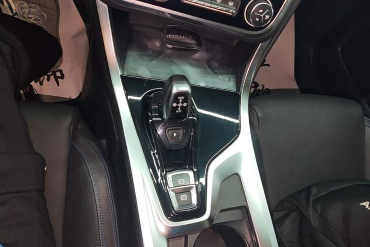 Used Lynk & Co 01 2017 2.0T Two-Wheel Drive Zhaopu Version Gear Lever