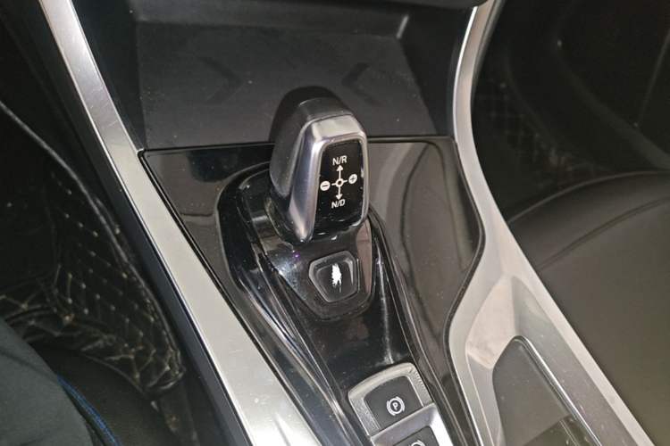 Used Lynk & Co 01 2017 2.0T Two-Wheel Drive Zhaopu Version Gear Lever