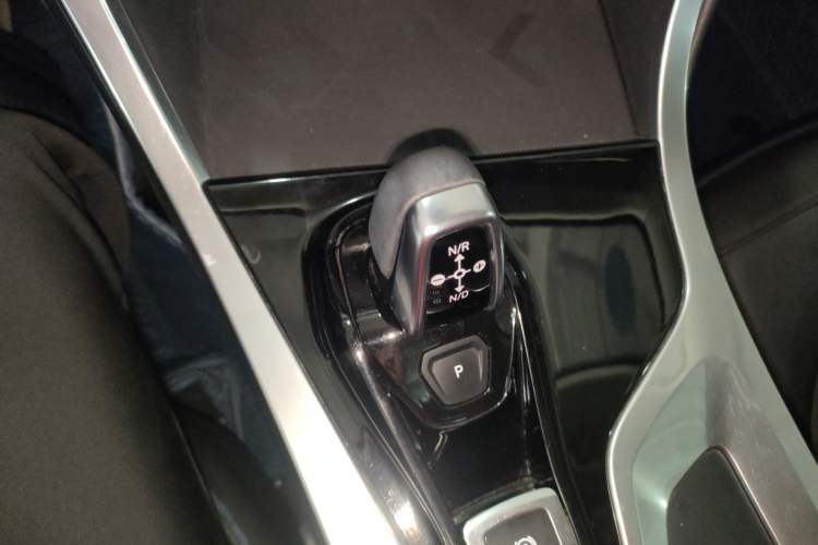 Used Lynk & Co 01 2017 2.0T Two-Wheel Drive Zhaopu Version Gear Lever