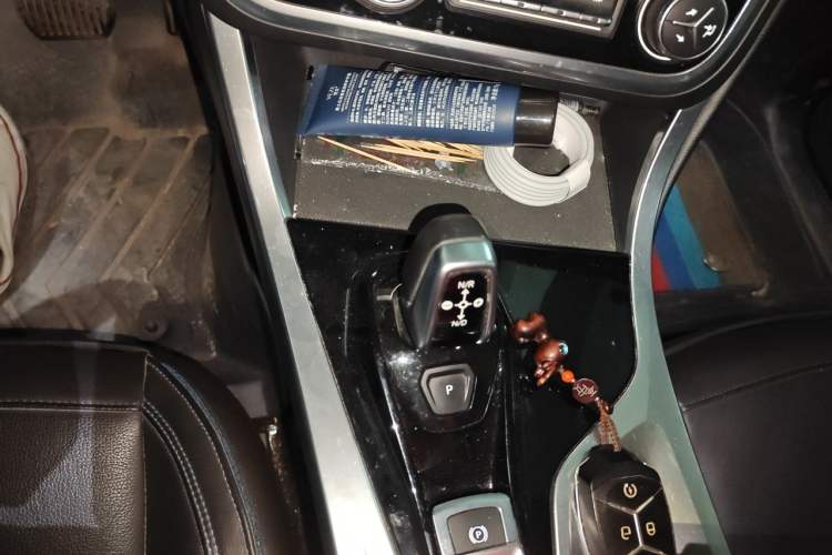 Used Lynk & Co 01 2017 2.0T Two-Wheel Drive Zhaopu Version Gear Lever