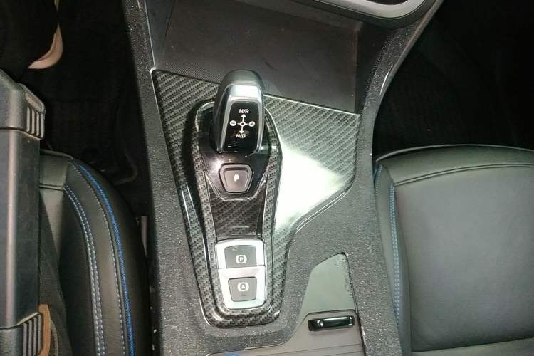 Used Lynk & Co 01 2017 2.0T Two-Wheel Drive Zhaopu Version Gear Lever