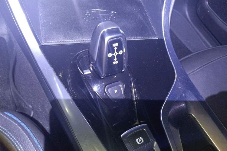 Used Lynk & Co 01 2017 2.0T Two-Wheel Drive Zhaopu Version Gear Lever