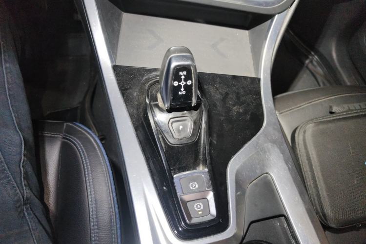 Used Lynk & Co 01 2017 2.0T Two-Wheel Drive Zhaopu Version Gear Lever