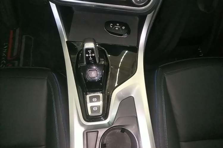 Used Lynk & Co 01 2017 2.0T Two-Wheel Drive Zhaopu Version Gear Lever