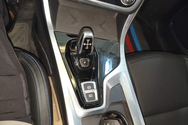 Used Lynk & Co 01 2017 2.0T Two-Wheel Drive Zhaopu Version Gear Lever