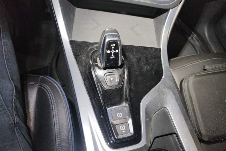 Used Lynk & Co 01 2017 2.0T Two-Wheel Drive Zhaopu Version Gear Lever