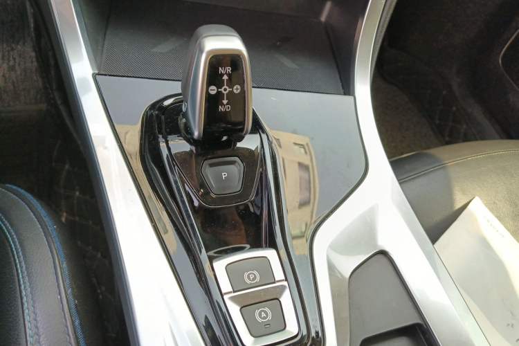 Used Lynk & Co 01 2017 2.0T Two-Wheel Drive Zhaopu Version Gear Lever