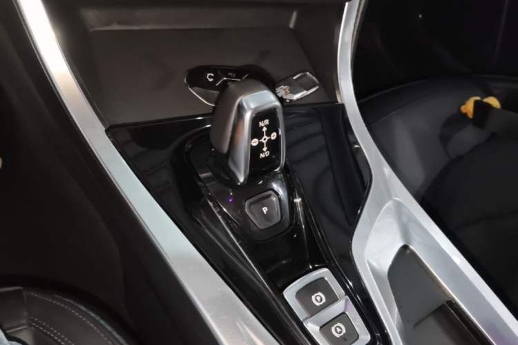 Used Lynk & Co 01 2017 2.0T Two-Wheel Drive Zhaopu Version Gear Lever