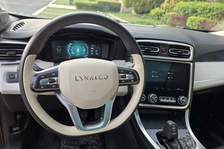 Used Lynk & Co 01 2017 2.0T Two-Wheel Drive Zhaopu Version Interior 2