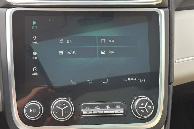 Used Lynk & Co 01 2017 2.0T Two-Wheel Drive Zhaopu Version Interior 5