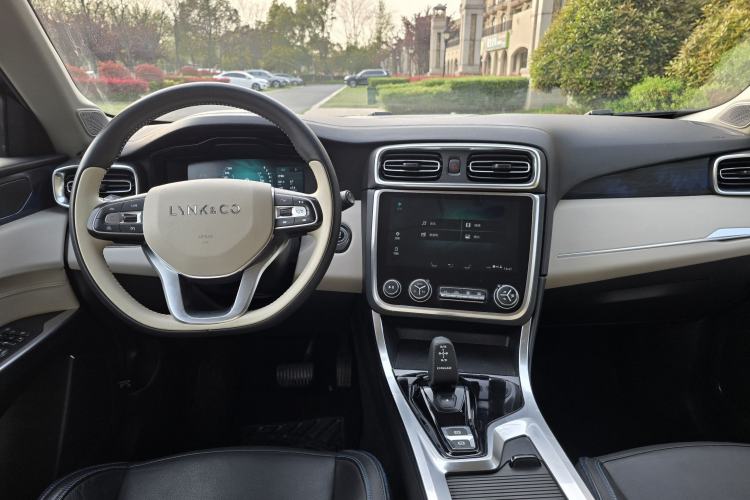 Used Lynk & Co 01 2017 2.0T Two-Wheel Drive Zhaopu Version Interior 6