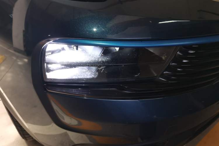 Used Lynk & Co 01 2017 2.0T Two-Wheel Drive Zhaopu Version Right Front Headlight