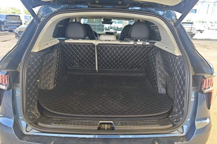 Used Lynk & Co 01 2017 2.0T Two-Wheel Drive Zhaopu Version Trunk