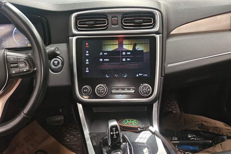 Used Lynk & Co 01 2017 2.0T Two-Wheel-Drive Version Audio And AC Panel