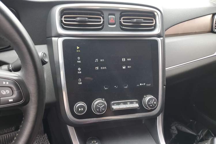 Used Lynk & Co 01 2017 2.0T Two-Wheel-Drive Version Audio And AC Panel